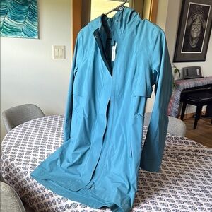 Lululemon rebel rain jacket, size 6. Like new.